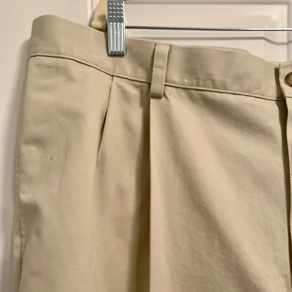 LL Bean Mens Natural Fit Pleated Tan Khaki Pants 44 X 30 Wrinkle Resistance. - Picture 2 of 10